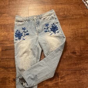 Embroidered light washed jeans